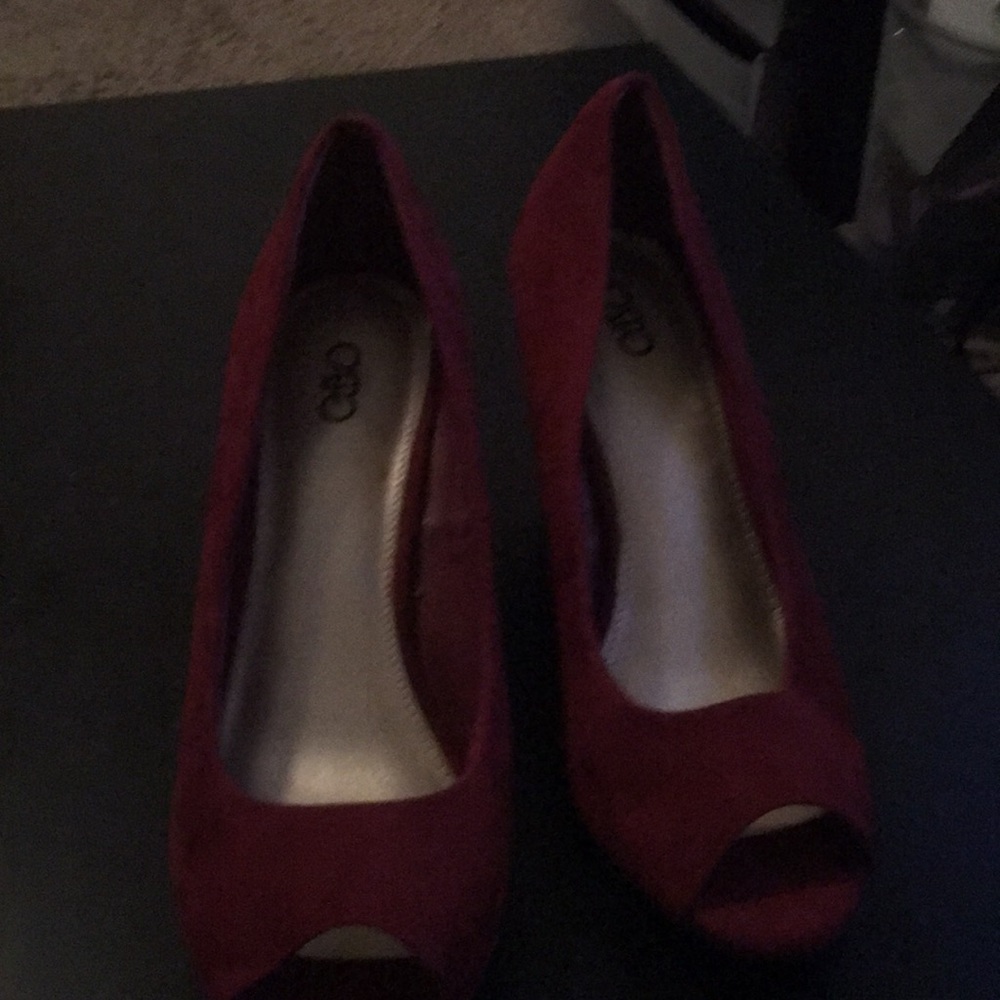 Red toe out wedge size 7.